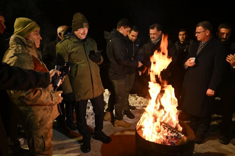 <p>Çok güçlü bir millet ve çok büyük bir devlet olduklarını vurgulayan Bakan Soylu, "İnanıyoruz ki, Türkiye Yüzyılı'yla beraber gelecek nesillerimiz ecdadımızın bize bahşettiği ve anmaktan onur duyduğumuz şerefi inşallah bütün dünyaya bir kez daha göstererek onlar da gelecek nesillerine büyük bir şeref bırakacaklardır. Buna olan inancımız tamdır. Çünkü daha yeni başladık." değerlendirmesinde bulundu.</p>
