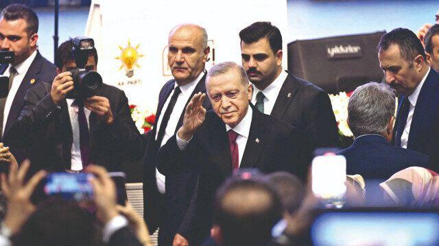 <p>BAŞKAN ERDOĞAN'DAN TALİMAT<br />
<br />
Yeni Şafak'ta yer alan habere göre; Adayların tespiti için yürüttüğü temayül çalışmalarını noktalayan Cumhurbaşkanı Tayyip Erdoğan, seçim çalışmalarını sıkı tutuyor. Son olarak 51 ilin milletvekilleriyle bir araya gelen Erdoğan, seçime ilişkin talimatlar da verdi. Erdoğan'ın, "Cumhur’un zaferi için 31 Mart sabahına kadar durmak yok. Çok sıkı çalışmalıyız. 7/24 kapı kapı dolaşmalıyız" dediği öğrenildi.</p>
