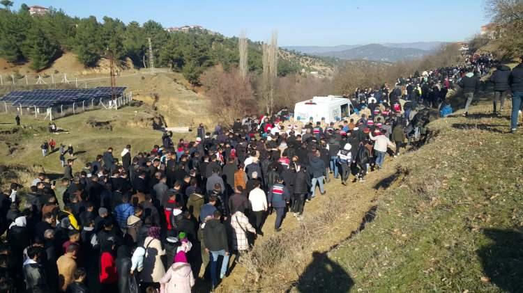 <p>Irak'ın kuzeyinde bölücü terör örgütü tarafından düzenlenen saldırıda şehit olan evli ve 2 çocuk babası Piyade Sözleşmeli Er Çağatay Erenoğlu'nun cenazesi, dün akşam memleketi Sinop'a getirildi. Şehidin cenazesi, Sinop Havalimanı'nda karşılandıktan sonra Boyabat Devlet Hastanesi'ne nakledildi. Şehit Erenoğlu için bugün Boyabat Hükümet Meydanı'nda tören düzenlendi. Törene Adalet Bakan Yardımcısı Niyazi Acar, Sinop Valisi Mustafa Özarslan, AK Parti Sinop Milletvekili Nazım Maviş, CHP Sinop Milletvekili Barış Karadeniz, ilçe belediye başkanları, sivil toplum kuruluşları temsilcileri, şehidin yakınları ve çok sayıda vatandaş katıldı.</p>
