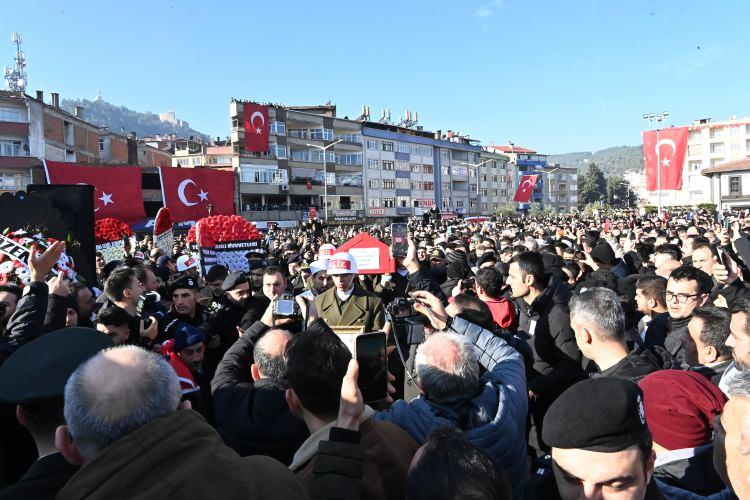 <p>1 YIL ÖNCE GAZİ OLMUŞTU</p>

<p>Baba Tuncay, anne Sabriye ve eşi Zeynep Erenoğlu törende güçlükle ayakta durabildi. Erenoğlu'nun, 2022 yılında girdiği çatışmada yaralanıp, gazi olduğu ve tedavisi sonrası yeniden göreve koştuğu öğrenildi. Şehit Erenoğlu'nun cenazesi, kılınan namazın ardından Yeşilyurt-Sarıağaççayırı köyü mezarlığında toprağa verildi. (</p>
