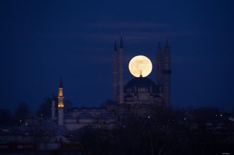 <p>Edirne’de akşam saatlerinde kentin üzerinde beliren dolunay, güzel görüntülerle fotoğrafçılar için değerli anlar yaşattı.</p>
