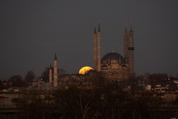 <p>Edirne’de akşam saatlerinde gökyüzünde beliren 2023 yılının son dolunayı, Mimar Sinan’ın ustalık eseri Selimiye Camii ile birlikte görenleri hayran bırakacak görüntüler oluşturdu. Meriç Nehri’ndeki yakamoz ise manzarasıyla izleyenleri mest etti.</p>

