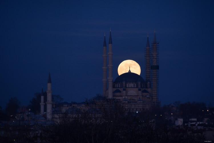 <p>Gün batımının ardından beliren dolunay, kentteki tarihi eserlerle ayrı bir görsel şölen sundu.</p>