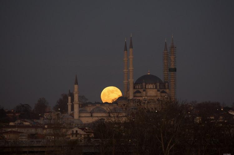 <p>Edirne’de gökyüzünden beliren yılın son dolunayı ile Selimiye Camii'nin görüntüsü görsel şölen sundu.</p>
