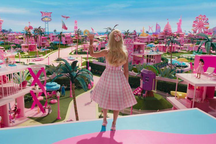 <p><span style="color:#FF0000"><strong>BARBİE</strong></span></p>
<p><span style="color:#000000"><strong>Başrollerini Margot Robbie ve Ryan Gosling'in paylaştığı Barbie filmi, 21 Temmuz 2023 tarihinde vizyona girdi. Tüm dünyada büyük yankı uyandıran yapım yalnızca sinema dünyasını değil moda, kozmetik ve dekorasyon gibi alanlarda da aktif bir rol oynadı.</strong></span></p>