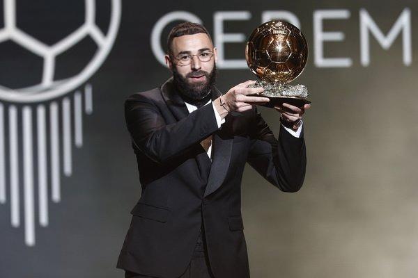 <p>Yılın futbolcusuna verilen Altın Top (Ballon d'Or) ödülünü, Real Madrid'in Fransız santrforu Karim Benzema kazandı.</p>
