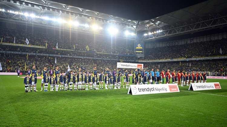 <p>Yaşanan olayla ilgili Türkiye Futbol Federasyonu (TFF), Galatasaray ve Fenerbahçe'den açıklama geldi.</p>

<p> </p>

