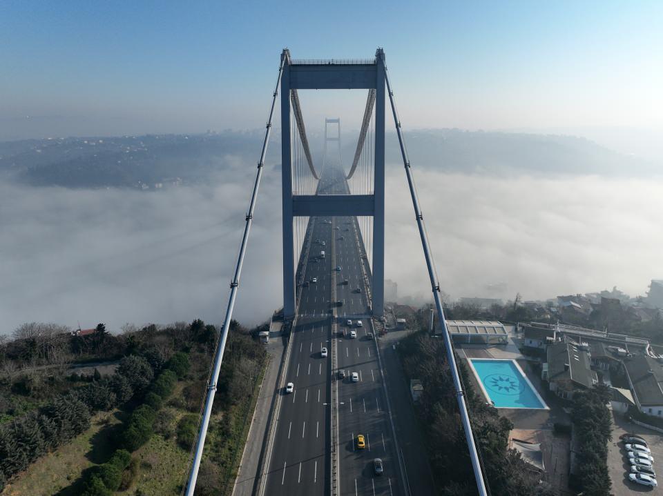 <p>İstanbul’da sabah saatlerinden itibaren etkisini gösteren sis, ilginç manzaraları da beraberinde getirdi. </p>

