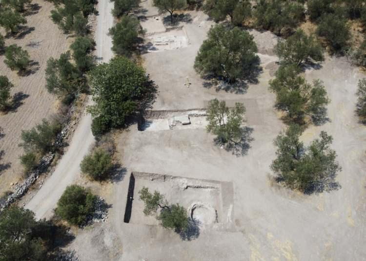 <p>Çanakkale’nin Ayvacık ilçesine bağlı Gülpınar köyündeki Apollon Smintheus Tapınağı'nda 2023 yılı kazı çalışmalarında tapınağın kuzeybatısında kalan nekropoliste (mezarlıkta) Roma İmparatorluğu dönemine ait 2 bin yıllık anıt mezar bulundu.</p>