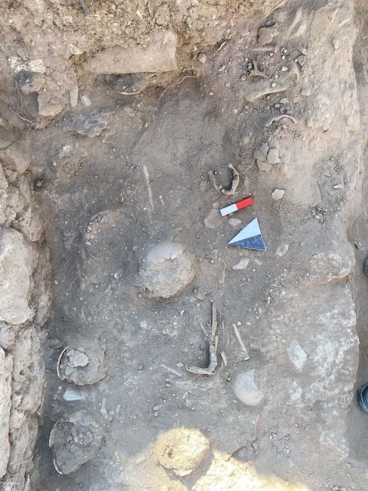 <p>Mezar odasındaki tekne içinde ortaya çıkan, bütünlüğü bozulmuş ve karışmış haldeki iskeletler üzerindeki ilk değerlendirmelerde çocuk ve yetişkin ondan fazla bireyin bu mezara gömüldüğü ortaya çıktı.</p>
