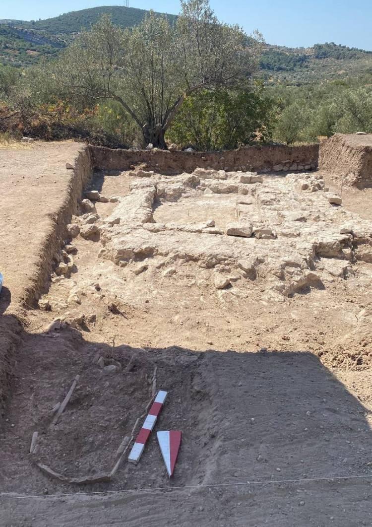 <p>Bu mezarın planı ile Smintheion’da Roma İmparatorluk döneminde anıt mezarların varlığını anladıklarını belirten araştırmacılar, böyle bir mezar varlıklı kişi veya kişiler tarafından yaptırılmış olabileceği ifade ediyor.</p>