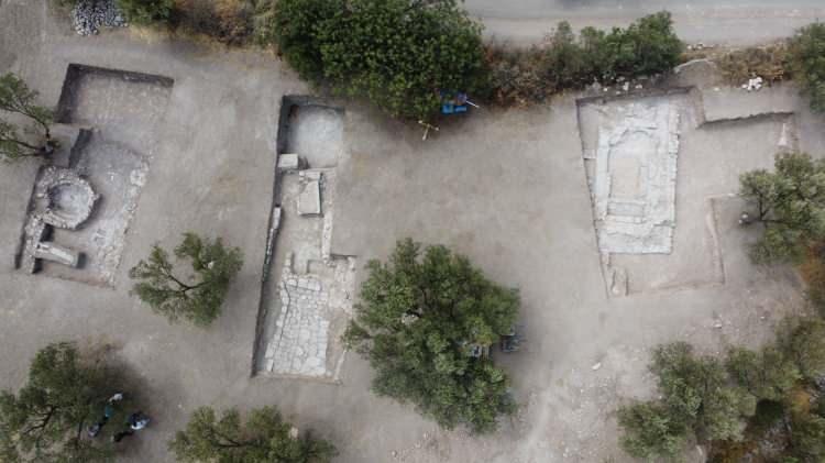 <p>Ayvacık ilçesine bağlı Gülpınar köyündeki Apollon Smintheus Tapınağı'nda 1980 yılında başlayan kazı ve restorasyon çalışmaları bu yıl Samsun Ondokuz Mayıs Üniversitesi Arkeoloji Bölümü’nden Doç. Dr. Davut Kaplan başkanlığında, farklı bilim dallarından uzman ve öğrencilerden oluşan yaklaşık 20 kişilik bir ekiple gerçekleştirildi.</p>