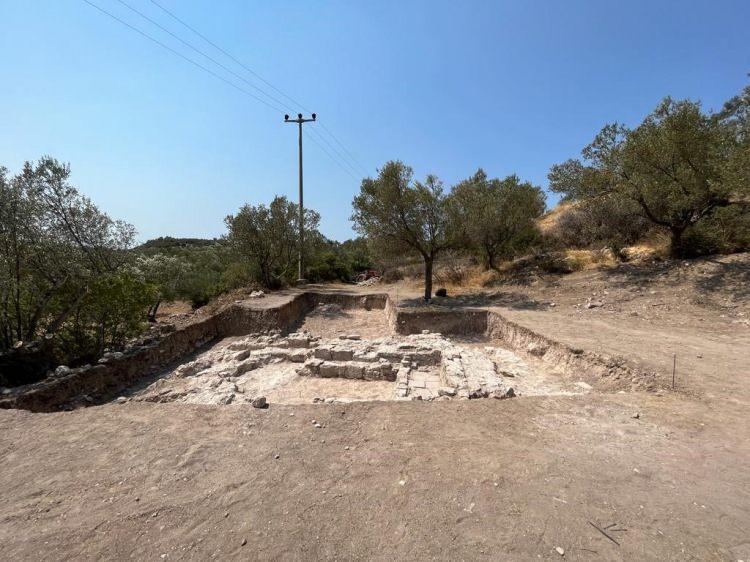 <p> Bu yılki kazı çalışmaları Apollon Smintheus Tapınağı’nın kuzeybatısında kalan nekropoliste (mezarlık) sürdürüldü. Üç farklı noktadaki kazılarda iki mezarın yanı sıra bazı yapılara ait temel kalıntıları ortaya çıkarıldı.</p>