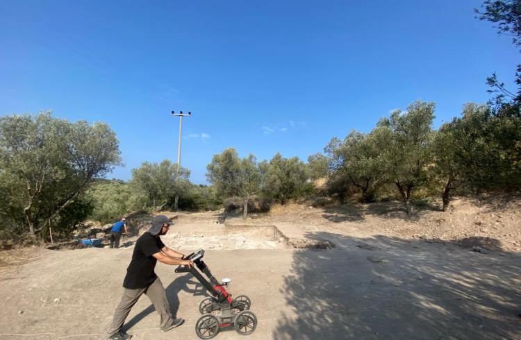<p>Bu mezarın planı ile Smintheion&rsquo;da Roma İmparatorluk d&ouml;neminde anıt mezarların varlığını anladıklarını belirten araştırmacılar, b&ouml;yle bir mezar varlıklı kişi veya kişiler tarafından yaptırılmış olabileceği kaydediyor.</p>

