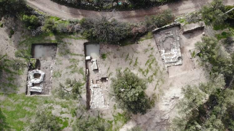 <p>Bu alandaki kazıları ger&ccedil;ekleştiren ekip &uuml;yesi Dr. &Ouml;ğretim &Uuml;yesi H&uuml;seyin Yaman, &ldquo;Nekropolisteki &ccedil;alışmalarla burada var olmuş kişi ve toplulukların &ouml;l&uuml; g&ouml;mme geleneklerine ilişkin bilgiler edinmekle birlikte, kutsal alandaki yapıların yayılım alanının başka bir ifadeyle kutsal alanının sınırlarının belirlenmesine katkı sağlamayı ama&ccedil;lıyoruz.</p>
