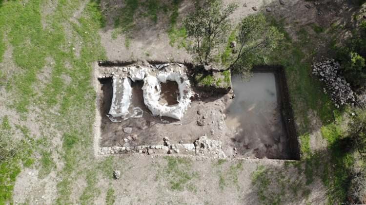 <p>Mezar odasındaki tekne i&ccedil;inde ortaya &ccedil;ıkan, b&uuml;t&uuml;nl&uuml;ğ&uuml; bozulmuş ve karışmış haldeki iskeletler &uuml;zerindeki ilk değerlendirmeler &ccedil;ocuk ve yetişkin ondan fazla bireyin bu mezara g&ouml;m&uuml;ld&uuml;ğ&uuml;ne işaret etti.&nbsp;</p>
