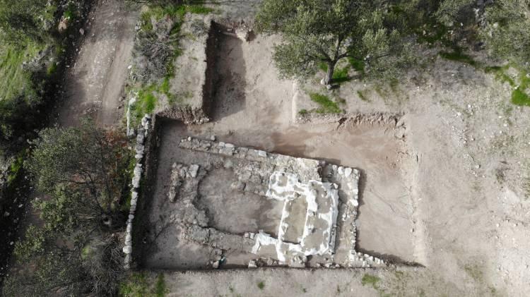 <p>Ancak detaylı incelemeler bu mezardaki g&ouml;m&uuml;ler hakkında daha kapsamlı veriler sunacak. Bu mezarın planı ile Smintheion&rsquo;da Roma İmparatorluk d&ouml;neminde anıt mezarların varlığını anladıklarını belirten araştırmacılar, b&ouml;yle bir mezar varlıklı kişi veya kişiler tarafından yaptırılmış olabileceği g&ouml;r&uuml;ş&uuml;ndeler&rdquo; dedi.</p>
