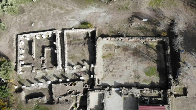 <p>Bu alanda ortaya &ccedil;ıkması muhtemel mezar diğer mekanların sayısının artmasıyla birlikte g&ouml;m&uuml; gelenekleri, mezar tipleri, kutsal alanın sınırlarının değişimi ve mimari evreler hakkında &ccedil;ok daha kapsamlı bilgiler edinebileceğiz&rdquo; diye konuştu.</p>

