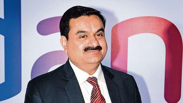 <p><span style="color:#B22222"><strong>15) GAUTAM ADANI |  83.2 MİLYAR DOLAR</strong></span></p>

<p> </p>

<p>Gautam Shantilal Adani, Hindistan'da liman geliştirme ve operasyonlarıyla ilgilenen çok uluslu bir holding olan Adani Group'un kurucusu ve başkanı olan Hintli milyarder bir sanayicidir.</p>
