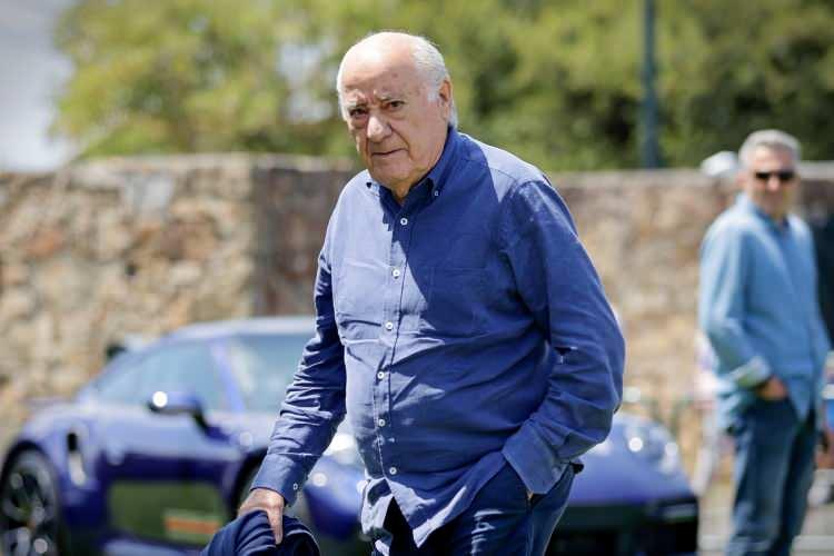 <p><span style="color:#B22222"><strong>14) AMANCIO ORTEGA | 87.6 MİLYAR DOLAR</strong></span></p>

<p> </p>

<p>Amancio Ortega Gaona Zara ve Bershka gibi moda markalarıyla bilinen Inditex'in kurucusu İspanyol iş adamı.</p>
