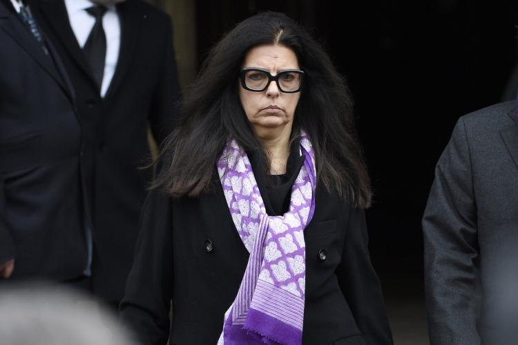 <p><span style="color:#B22222"><strong>12) FRANCOISE BETTENCOURT MEYERS | 100 MİLYAR DOLAR</strong></span></p>

<p> </p>

<p><strong>(Dünyada serveti 100 milyar dolara ulaşan tek kadın iş insanı)</strong></p>

<p> </p>

<p>Françoise Bettencourt Meyers; Fransız mirasçı, milyarder ve dünyanın en zengin kadını. Annesi Liliane Bettencourt zamanının en zengin kadını olup ayrıca L'Oréal'ın sahibidir. Françoise Bettencourt Meyers, L'Oréal'ın hissedarlarından biri olup %33 hisseye sahiptir.</p>
