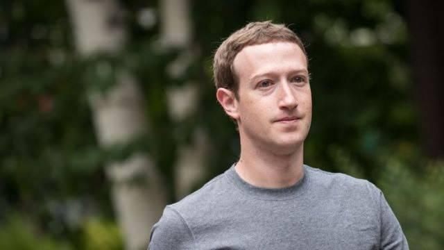 <p><span style="color:#B22222"><strong>6) MARK ZUCKERBERG | 130 MİLYAR DOLAR</strong></span></p>

<p> </p>

<p>Mark Elliot Zuckerberg, Amerikalı bilgisayar programcısı, girişimci ve Meta'nın kurucusudur. </p>
