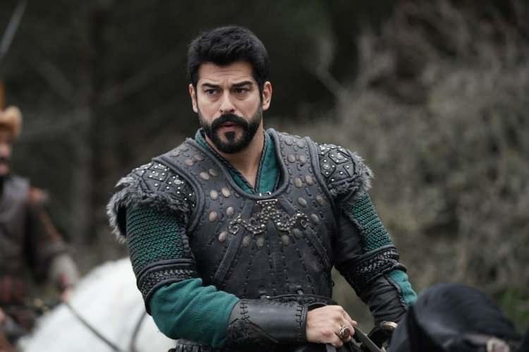 <p><span style="color:#000000"><strong>Senaryosunu Mehmet Bozdağ'ın kaleme aldığı ve başrolünü Burak Özçivit'in üstlendiği tarihi, aksiyon, macera, kurgu ve dram türündeki fenomen yapım, bu yılın da en çok konuşulan dizisi oldu. Her bölümünde reyting sıralamasında zirveye yerleşen yapım, ATV ekranlarında diziseverlerle buluşmaya devam ediyor.</strong></span></p>