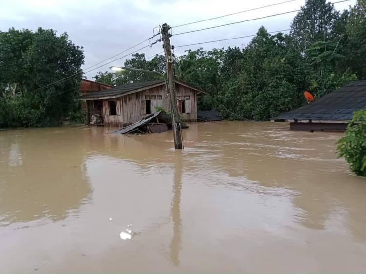 <p>Yağışların şiddetini arttırmasıyla taşan nehirler, birçok yerleşim yeri ve tarım alanına zarar verdi</p>
