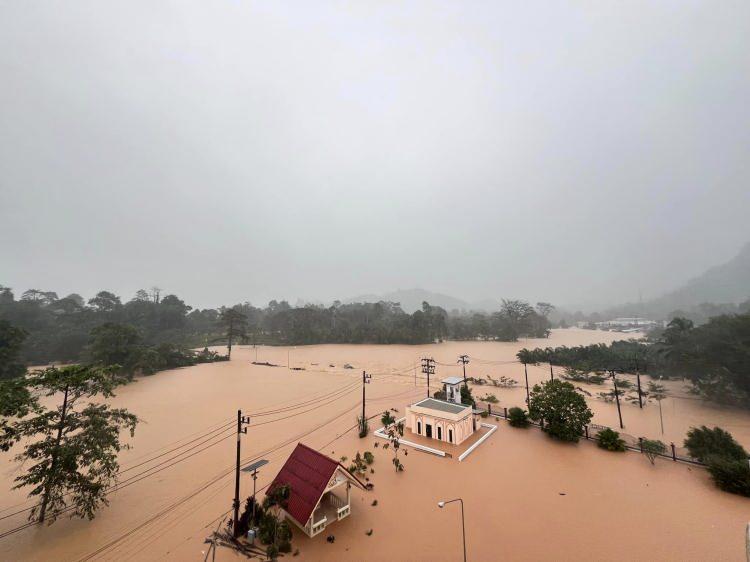 <p>Başbakan Thavisin ziyaretinin ardından yaptığı basın açıklamasında, <em><strong>“Tayland'ın güneyinde yer alan Satun, Songkhla, Pattani, Yala ve Narathiwat olmak üzere 5 eyalette toplam 19 bin 624 hane selden etkilenmiş durumdadır. Muson yağmurları ve alçak hava basıncının bir araya gelmesi ile bölgede olağan dışı bir yağış hacmi görülmüştür. Selden etkilenen vatandaşlarımızın mağduriyetini gidermek için çalışacağız. Ayrıca tüm sektörlerden elimizden gelenin en iyisini yaparak halka yardım etmelerini istiyorum. Hem afet yardımı hem de halka bilgilendirme konusunda tüm yetkilileri göreve teşvik ediyorum” </strong></em>dedi.</p>