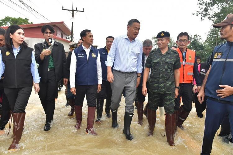 <p><strong>Tayland Başbakanı Thavisin’den sel bölgelerini ziyaret</strong></p>
<p><br />
Tayland Başbakanı Srettha Thavisin, programını yarıda keserek selden etkilenen bölgeleri ziyaret etti. Öğle saatlerinde Narathiwat eyaletine ulaşan Thavisin, bölgedeki son durum hakkında bilgi aldı. Daha sonra acil durum afet merkezine giden Thavisin, evlerinden tahliye edilen vatandaşlar ile bir araya geldi.</p>
