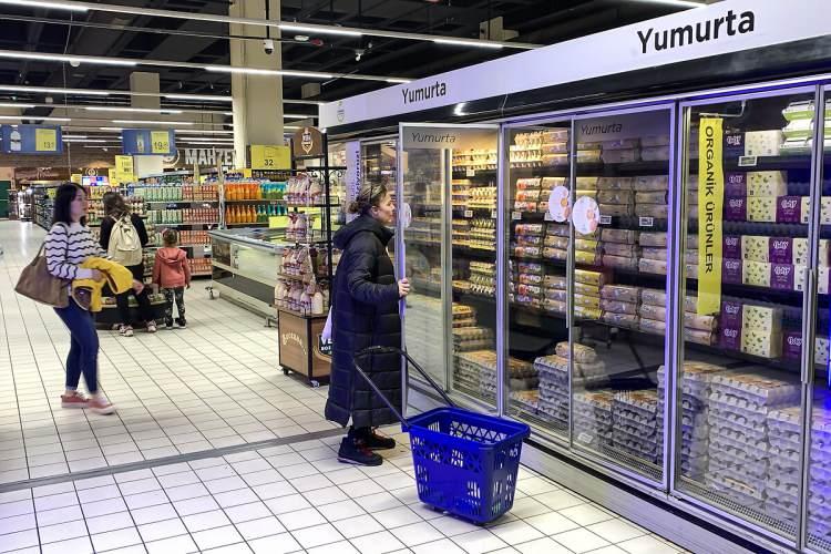 <p>Öte yandan Bakanlığa, işletme konusu hızlı tüketim mallarının satışı ve şube sayısı 200'den fazla zincir mağazalara, 250 metrekareden fazla satış alanına sahip şubelerinde uygulanmak üzere, tıbbi beslenme tedavisi gerektiren hastalıklara yönelik gıda ürünü satış yükümlülüğü getirme yetkisi verildi.</p>
<p> </p>