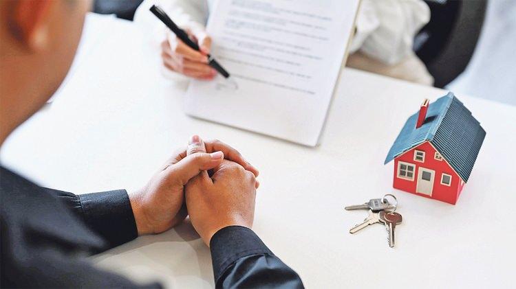 <p>İzin belgesi bulunmadan konutlarını bu amaçla kiraya verenlere, kiralama yapılan her bir konut için 100 bin lira idari para cezası uygulanacak ve izin belgesi alarak faaliyette bulunabilmesi için 15 gün süre verilecek. Bu süre sonunda izin belgesi almadan kiralama faaliyetine devam edenlere 500 bin lira idari para cezası kesilecek.</p>