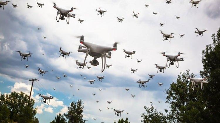 <p><span style="color:#B22222"><strong>SÜRÜ DRONE PROJELERİ</strong></span></p>
<p> </p>
<p>İnsansız hava, kara ve deniz araçlarının birlikte görev yapmasına imkan sağlayacak Karma Sürü Operasyon Merkezi çalışmaları ve testleri saha gösterimleriyle devam edecek.</p>