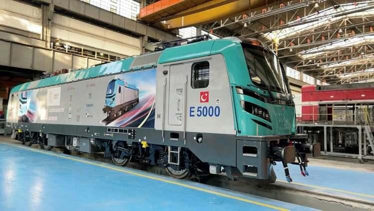 <p><strong>ELEKTRİKLİ LOKOMOTİF-</strong></p>
<p> </p>
<p>19 Nisan'da, Türkiye Raylı Sistem Araçları Sanayii AŞ'nin (TÜRASAŞ) Eskişehir fabrikasında yerli ve milli imkânlarla geliştirilen E5000 tip elektrikli lokomotif, törenle raylara indirildi.</p>