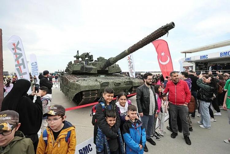 <p><strong>YENİ NESİL ALTAY TANKI</strong></p>
<p><br />
23 Nisan'da Yeni Nesil Altay Tankı, Cumhurbaşkanı Recep Tayyip Erdoğan'ın katılımıyla TSK'ya teslim edildi.<br />
</p>