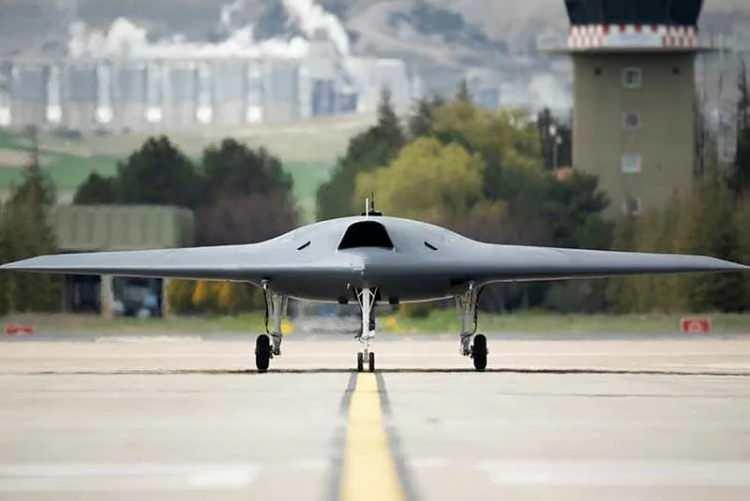 <p><strong>İNSANSIZ SAVAŞ UÇAĞI-</strong></p>
<p>ANKA-3 28 Aralık'ta TUSAŞ tarafından geliştirilen insansız savaş uçağı Anka-3 ilk uçuşunu başarıyla gerçekleştirdi.</p>