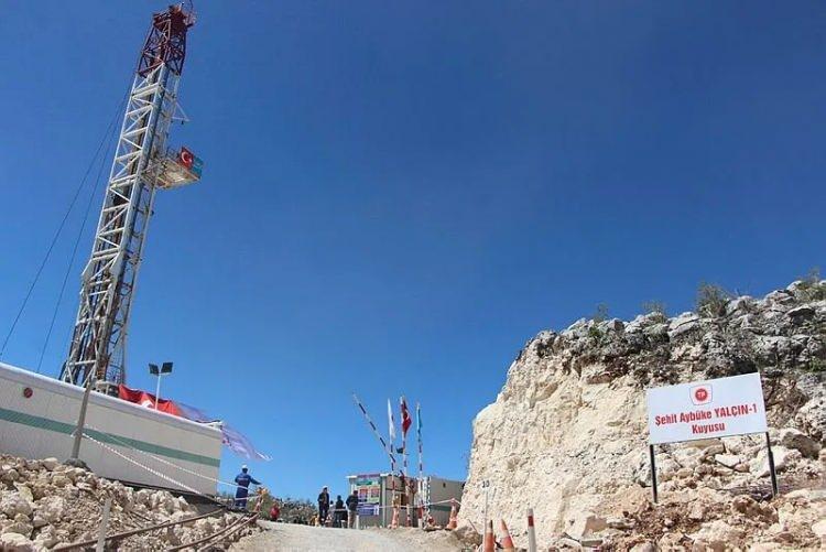 <p><strong>PETROL- </strong></p>
<p><br />
2 Mayıs'ta, Cumhurbaşkanı Erdoğan, Konya'daki toplu açılış töreninde, Cudi'ye 20 kilometre mesafedeki Gabar'da 2 bin 600 metre derinlikte, günlük 180 bin varil üretim kapasitesine sahip petrol rezervi bulunduğunu açıkladı.</p>