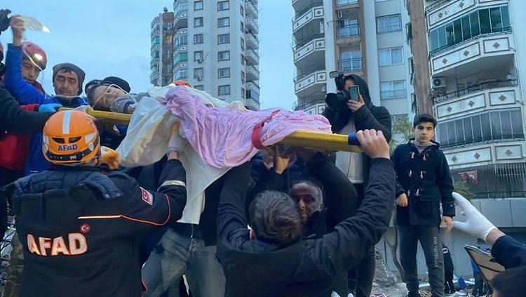 <p>Yaklaşık 15 milyon kişinin yaşadığı Kahramanmaraş, Hatay, Osmaniye, Adıyaman, Diyarbakır, Şanlıurfa, Gaziantep, Kilis, Adana, Malatya ve Elazığ'da etkili olan depremlerde 50 bin 783 kişi hayatını kaybetti, bu illerde OHAL ilan edildi.</p>