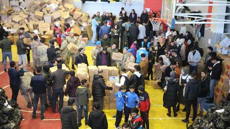<p>Ülke genelinde 7 gün süreyle milli yas ilan edilen deprem sonrası tüm kurum kuruluşlar ile gönüllüler seferber oldu, yardım için yola çıkanlar araçlarıyla kilometrelerce kuyruk oluşturdu.</p>