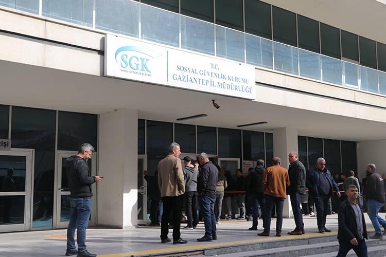 <p>Emeklilikte yaşa takılanlarla (EYT) ilgili düzenlemeleri içeren kanun, Resmi Gazete'de yayımlanarak yürürlüğe girdi.</p>