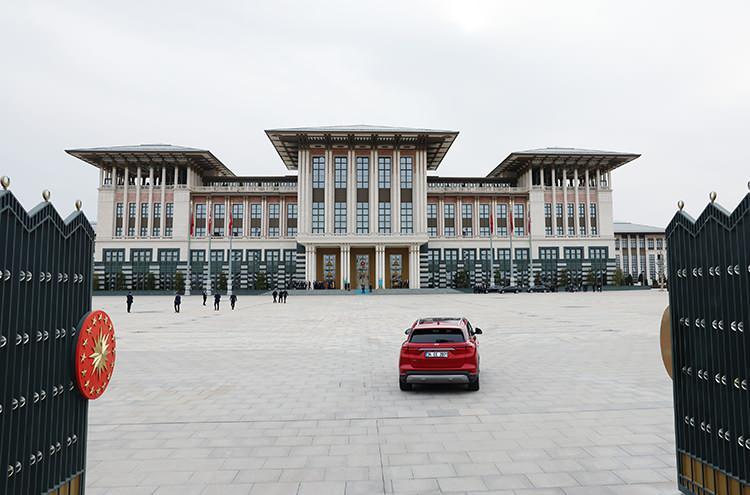<p>Türkiye'nin yerli otomobili Togg'un ilkinin, Cumhurbaşkanı Erdoğan ve eşi Emine Erdoğan'a törenle teslim edildiği nisan ayında, dünyanın ilk SİHA gemisi ve Türkiye'nin en büyük askeri gemisi TCG Anadolu, Türk donanmasının hizmetine girdi.</p>