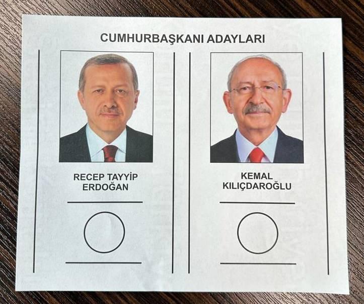 <p>Türkiye mayıs ayında, 5 yıl boyunca görev yapacak cumhurbaşkanı ile parlamento üyelerini seçmek için sandık başına gitti, ilk turda cumhurbaşkanı adaylarının yeterli çoğunluğu alamaması nedeniyle Türkiye tarihinde ilk kez cumhurbaşkanı seçimi için ikinci tur oylama yapıldı.</p>
