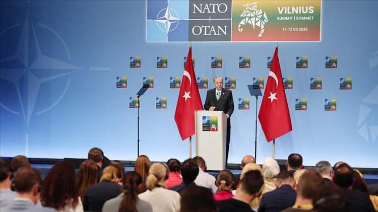 <p>Temmuz ayına, Cumhurbaşkanı Erdoğan'ın Litvanya'nın başkenti Vilnius'ta yapılan NATO Liderler Zirvesi'ndeki rolü damgasını vurdu.</p>