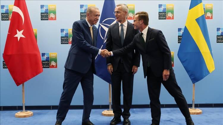 <p>Türkiye, İsveç ve NATO'nun üçlü görüşmesi sonrası yapılan yazılı açıklamada, Türkiye'nin, İsveç'in NATO'ya Katılım Protokollerini TBMM'ye sevk edeceği, İsveç'in de Türkiye'nin, Türkiye-AB Gümrük Birliği'nin güncellenmesi ve vize serbesti dahil AB'ye üyelik sürecinin yeniden canlandırılması konusundaki çabalara aktif destek vereceği belirtildi.</p>