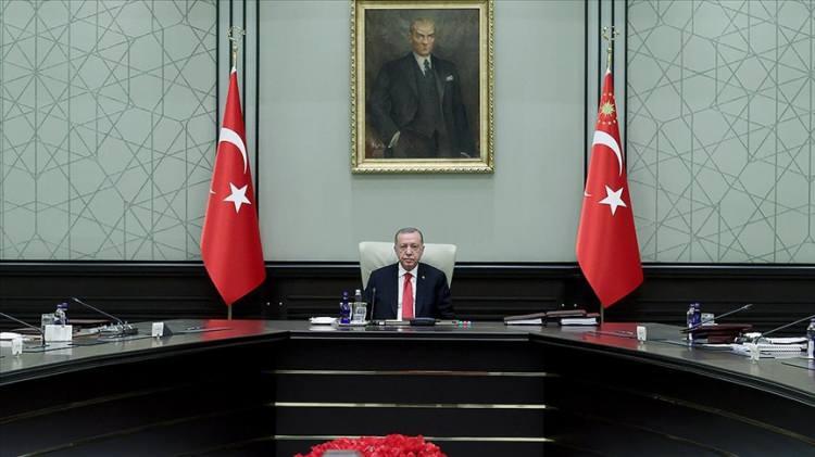 <p>Yüksek Askeri Şura kararıyla komuta kademesinde değişiklik yapıldı. Genelkurmay Başkanlığına Orgeneral Metin Gürak, Kara Kuvvetleri Komutanlığına Orgeneral Selçuk Bayraktaroğlu, Hava Kuvvetleri Komutanlığına Orgeneral Ziya Cemal Kadıoğlu atandı.</p>
