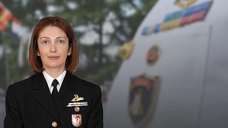 <p>Türk Silahlı Kuvvetlerinde ilk defa bir kadın subay amirallik rütbesine terfi ettirildi, Deniz Kuvvetlerinde Kurmay Albay Gökçen Fırat tuğamiralliğe yükseltildi.</p>
