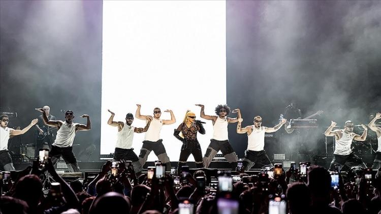 <p>Türkiye'de sıcaklık rekorunun kırıldığı ağustos ayında, dünyaca ünlü İngiliz şarkıcı ve söz yazarı Robbie Williams Bodrum'da, 7 Grammy Ödülü sahibi ABD'li pop, gospel, caz müzisyeni ve söz yazarı Christina Aguilera Antalya'da konser verdi.</p>