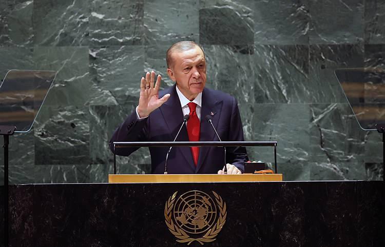 <p>Cumhurbaşkanı Erdoğan, New York'ta BM 78. Genel Kurulu'na hitabında, Türkiye'nin terörle mücadelesi, Rusya-Ukrayna savaşı, Orta Doğu'daki gelişmeler, Suriye, Türkiye-ABD ilişkileri, AB ve BM'de reform konularında önemli mesajlar verdi.</p>