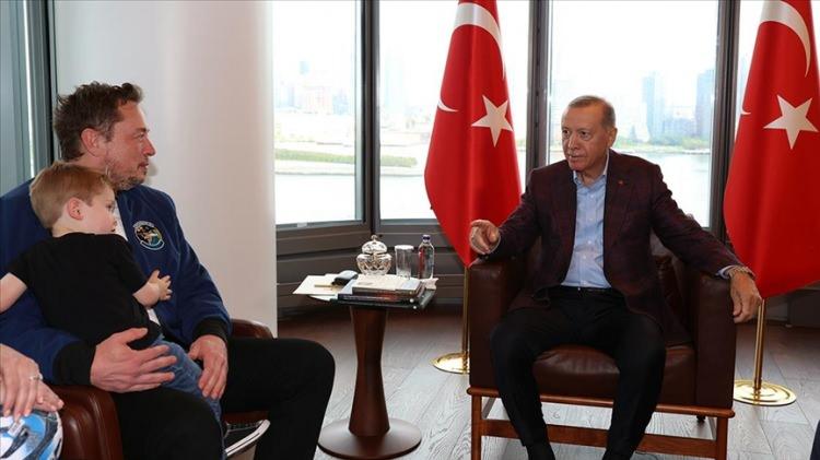 <p>New York'ta Tesla ve SpaceX'in kurucusu Elon Musk ile görüşen Erdoğan, Tesla'nın 7'nci fabrikasını Türkiye'de kurması için Musk'a çağrıda bulundu.</p>

