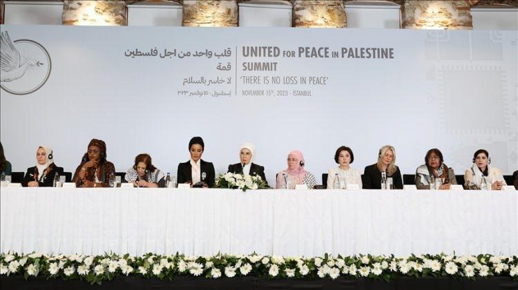 <p>Pek çok ülkeden devlet ve hükümet başkanlarının eşleri ile özel temsilcileri, Cumhurbaşkanı Erdoğan'ın eşi Emine Erdoğan'ın ev sahipliğinde Cumhurbaşkanlığı Dolmabahçe Ofisi'nde düzenlenen "Filistin İçin Tek Yürek" temalı zirvede konuştu.</p>